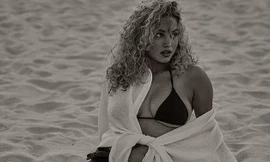 Mẫu 9x Rose Bertram cực nảy nở gợi cảm với thời trang đi biển