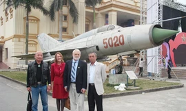 Vợ chồng Trimble- Rachel cùng Trần Việt bên chiếc Mig-21 mà Trần Việt từng lái