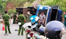 Xe container lật trên đèo Con Ó, đè chết hai người