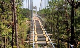 Cho hoàn thiện cầu đáy kính từng xây dựng không phép ở Thung lũng tình yêu