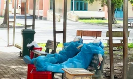 Hai tình nguyện viên Quỳnh Dung và Hoàng Văn tranh thủ nghỉ ngơi giữa trưa nóng ở Bình Dương