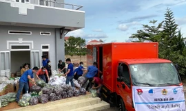 Chất hàng hóa lên xe để chở đến tâm dịch TP.HCM