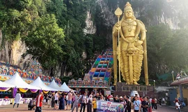 Nhiều người viếng động Batu