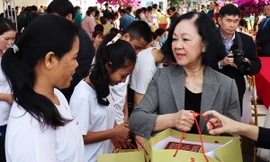 Thường trực Ban Bí thư tặng quà Tết cho người lao động ở Lâm Đồng