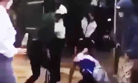 L.T.M.T bị đánh ngã xuống đường. Ảnh chụp màn hình