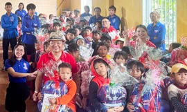 Trao hàng trăm học bổng, xe đạp tiếp sức học sinh nghèo vùng xa