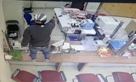 Truy bắt đối tượng dùng súng cướp ngân hàng vào chiều 28 Tết 