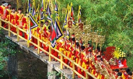 Hàng ngàn du khách dâng hương Giỗ tổ trên núi Phượng Hoàng Đà Lạt