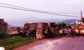 Cưa ca bin giải cứu tài xế mắc kẹt trong xe tải lật trên quốc lộ