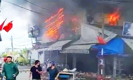 Lâm Đồng: Cháy tiệm tạp hóa trong chợ, cột khói bốc cao cả chục mét