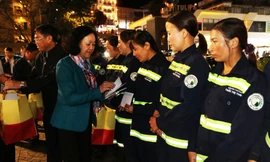 Thường trực Ban Bí thư trao quà Tết cho công nhân môi trường tại Đà Lạt