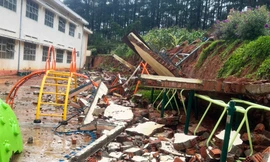 Tường rào một trường học ở Lâm Đồng đổ sập ngay trong giờ học