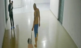 Bắt khẩn cấp người cha đánh đập, hành hạ con trai 10 tuổi