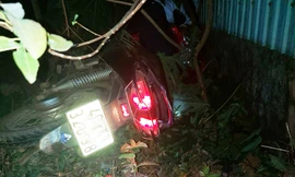 Xe máy ôm cua tông vào nhà dân, một người tử vong