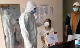 Cán bộ chiến sĩ kê bàn ngủ suốt 3 tháng, nhường phòng cho người cách ly 