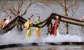 Thổ cẩm Tây Nguyên ‘bay’ trên mặt hồ, mở màn Festival hoa Đà Lạt 2022