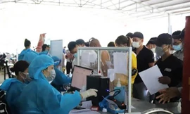 Nhiều người chờ làm thủ tục qua chốt kiểm dịch để vào Lâm Đồng