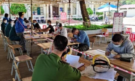 Lực lượng chức năng lập biên bản những người "né" trạm kiểm dịch