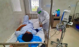 Điều trị bệnh nhân mắc COVID-19 tại bệnh viện ở TP.Bảo Lộc