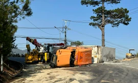 Xe container lật chắn ngang đèo Mimosa, phân luồng giao thông qua đèo Prenn 
