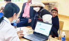 Đoàn thầy thuốc trẻ khám chữa bệnh miễn phí cho người K’Ho vùng sâu 