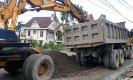 Bóc dỡ đá dăm không đảm bảo chất lượng trên đèo Mimosa 