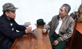 Cán bộ điều tra làm việc với Võ Ngọc Khánh (bên phải) 