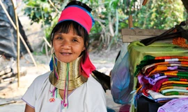 Một phụ nữ Kayan đeo gần 30 chiếc vòng đồng