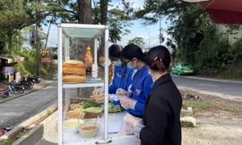 Tủ bánh mì có thịt 0 đồng vừa được khai trương