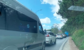 Du khách chật vật tìm phương tiện rời Đà Lạt mùng Bảy Tết