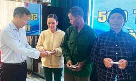 Tặng bóng đèn thắp sáng buôn làng vùng xa Lâm Đồng 