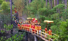 Hơn 50.000 du khách đến Đà Lạt dịp Giỗ Tổ, đền thờ Âu Lạc đông nghẹt 