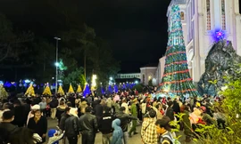 Đà Lạt: Nhà thờ trang hoàng lộng lẫy, người dân đi chơi Noel bất chấp giá rét 