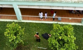 Nhảy từ tầng 2 bệnh viện, nam thanh niên nghi ngáo đá bị chấn thương, bất tỉnh 