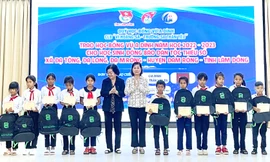 Trao 50 suất học bổng Vừ A Dính cho học sinh huyện nghèo Đam Rông 