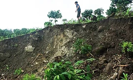 Hỗ trợ di dời khẩn cấp hàng chục hộ dân khỏi vùng lũ quét ở Lâm Đồng