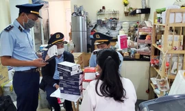 Phát hiện kit test nhanh COVID-19 trong cửa hàng bán thực phẩm và các hàng hóa khác