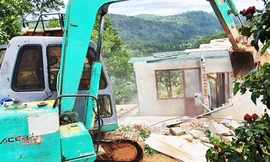 Dùng xe cơ giới tháo dỡ nhà ''mọc'' trái phép ở tiểu khu 268