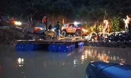 Giải cứu 5 ô tô bị bít đường vì nước sông đột ngột dâng cao 