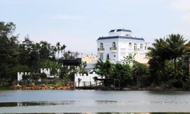 Biệt thự không phép đồ sộ "mọc" bên hồ Nam Phương thơ mộng