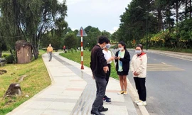 Nhiều người đi bộ tập thể dục quanh hồ Xuân Hương, bất chấp lệnh cấm