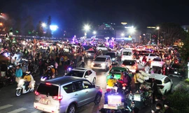 Đường lên Đà Lạt ùn tắc liên tục, hầu hết khách sạn kín phòng