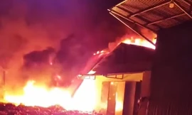 Lửa cháy rừng rực tại xưởng chế biến cà phê