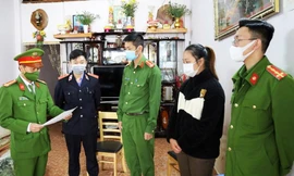 Công an tống đạt quyết định khởi tố bị can