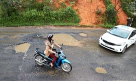 Hiểm họa rình rập trên đường đèo dày đặc 'ổ voi' ở cửa ngõ Đà Lạt 