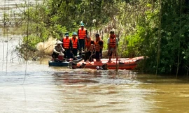 Bị ngã xe máy, nam thanh niên văng khỏi cầu sắt rơi xuống sông mất tích