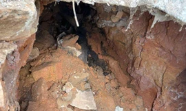 Một hàm ếch sâu hoắm phía dưới dãy nhà