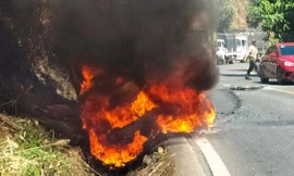 Xe khách bốc cháy ngùn ngụt, trơ khung giữa đèo Bảo Lộc 