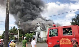 Dập xong đám cháy, cảnh sát giúp dân tìm lại hàng chục cây vàng và nhiều tiền mặt, sổ đỏ