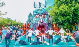 Đến 'xứ sở tình yêu' bay khinh khí cầu miễn phí, tặng quà khi mặc áo đôi dịp Valentine